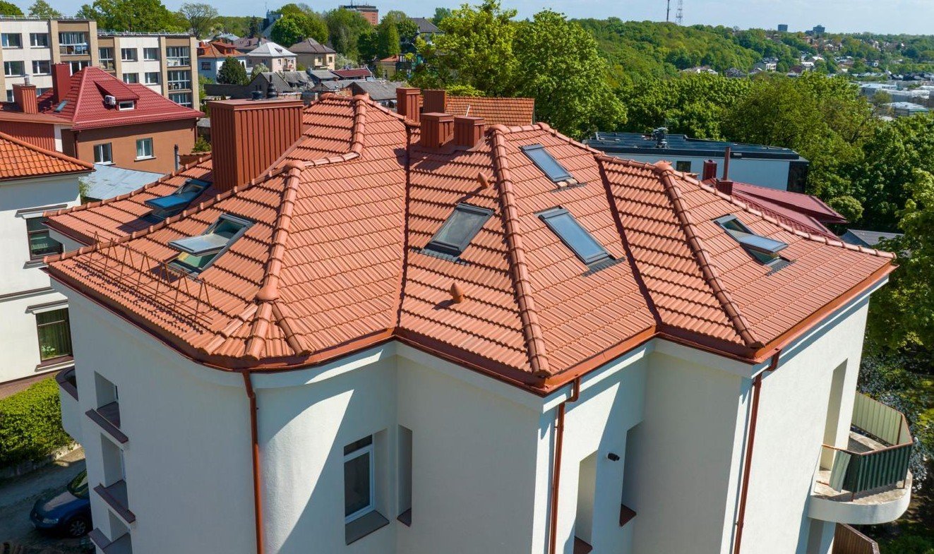 Naujai įrengtas terakotos spalvos čerpių stogas